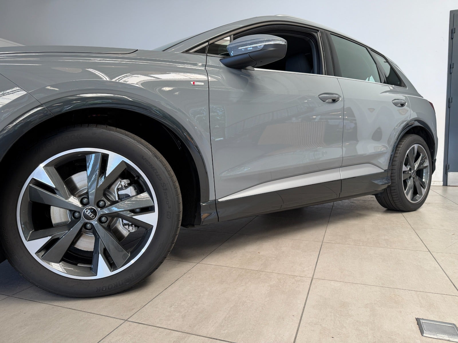 Grå Audi Q4 e-tron fra 2026