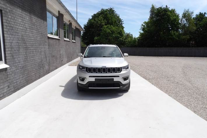 Sølv Jeep Compass fra 2020