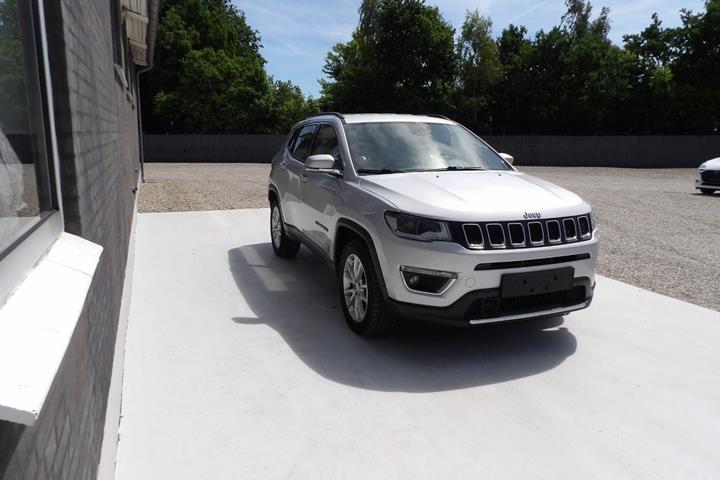 Sølv Jeep Compass fra 2020