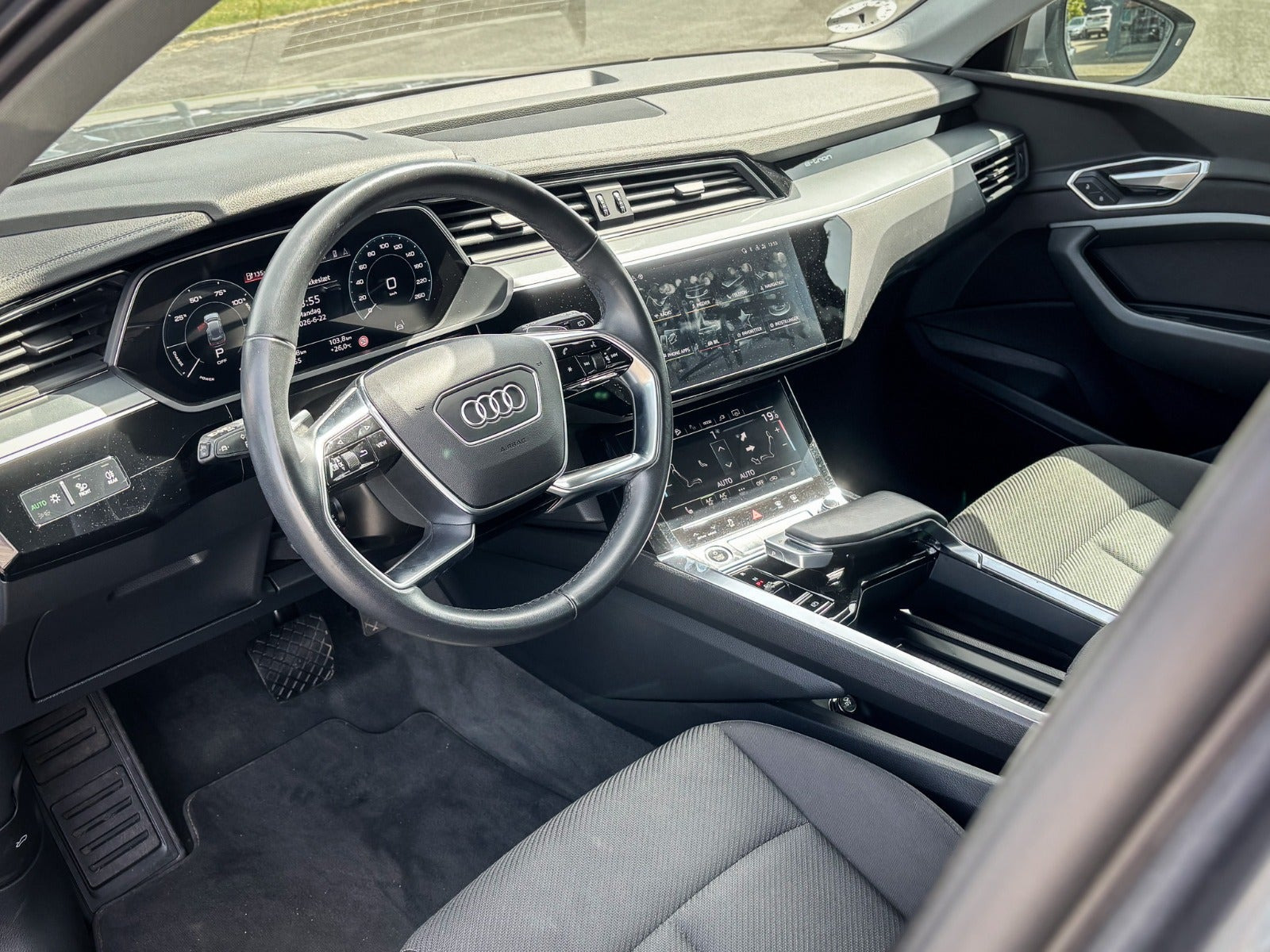 Grå Audi e-tron fra 2022