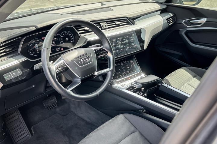Grå Audi e-tron fra 2022