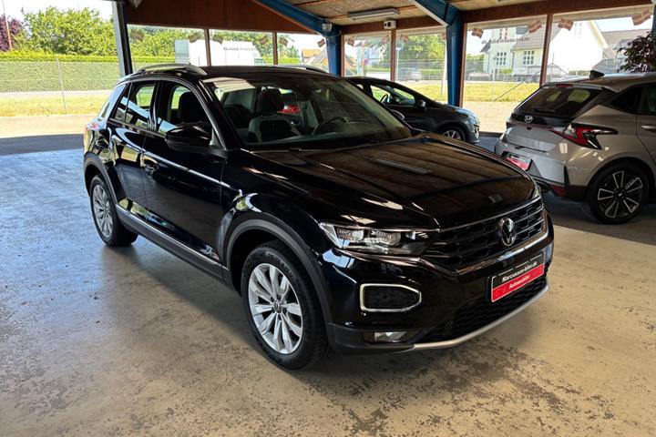 Sort VW T-Roc fra 2021 set udefra