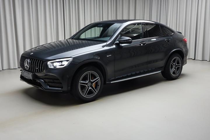 Grå Mercedes GLC43 fra 2021 set udefra