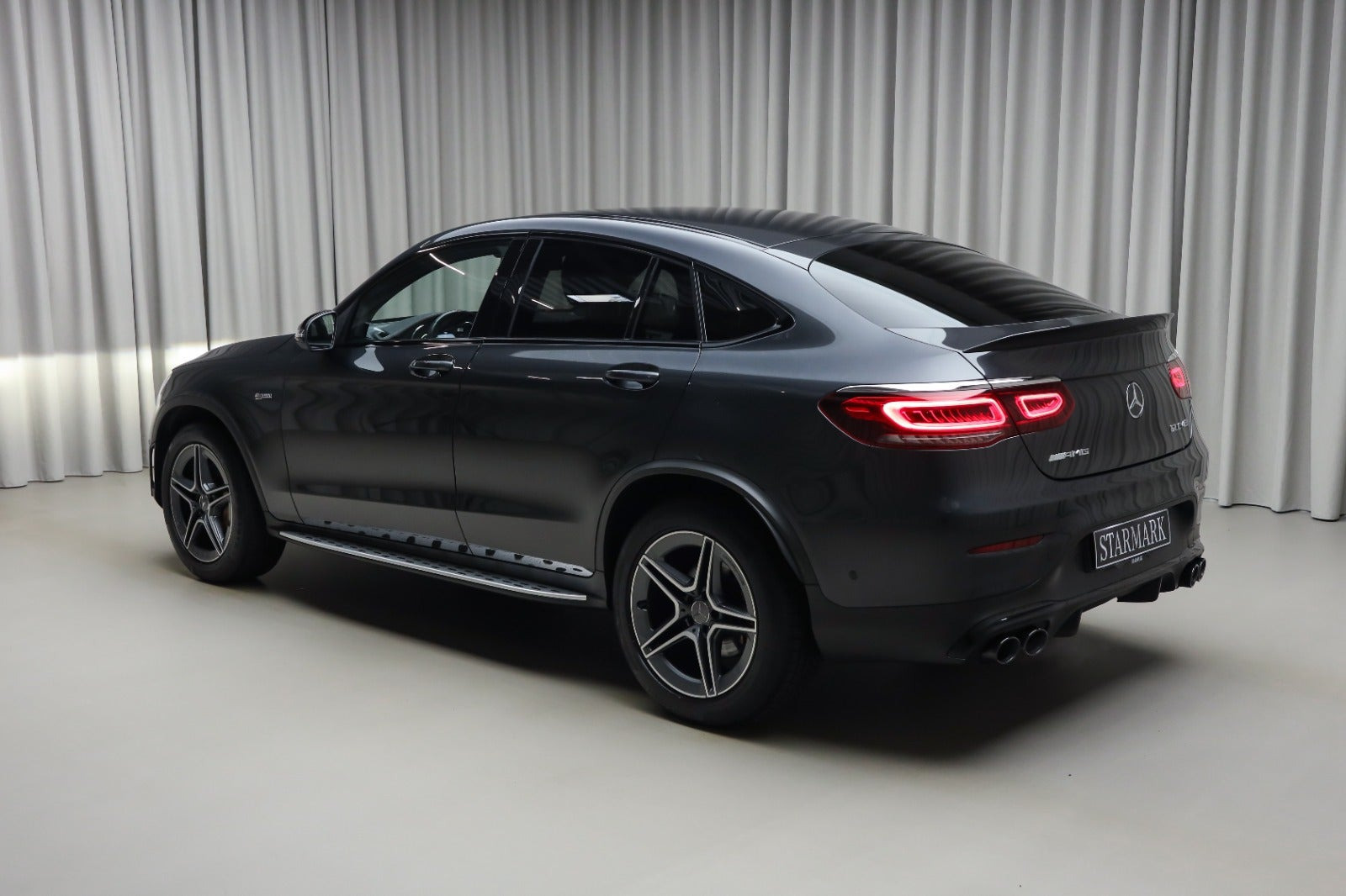 Grå Mercedes GLC43 fra 2021