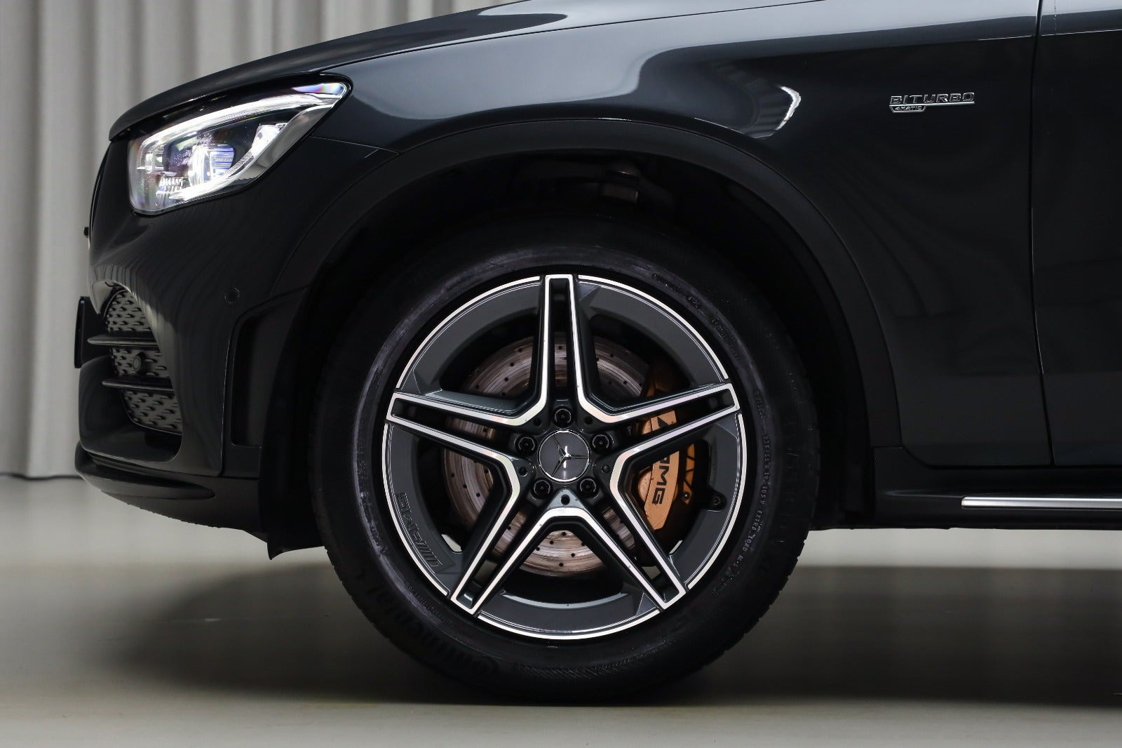 Grå Mercedes GLC43 fra 2021