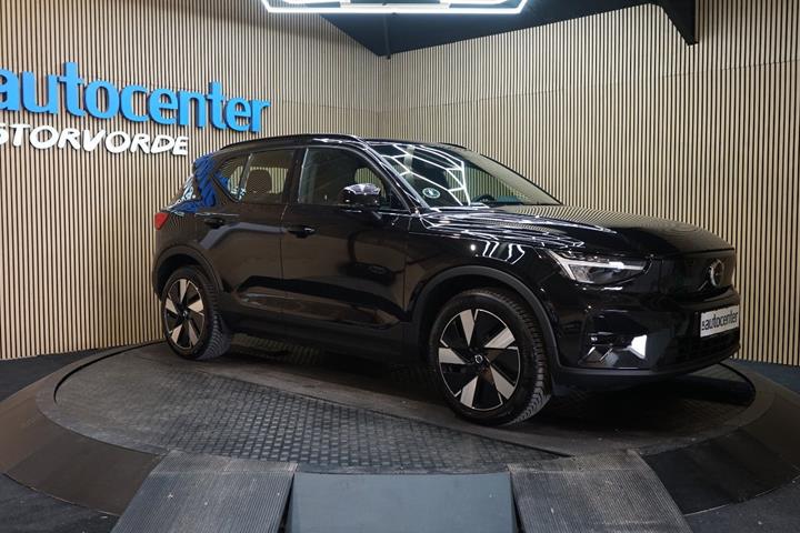 Sort Volvo XC40 fra 2024 set udefra