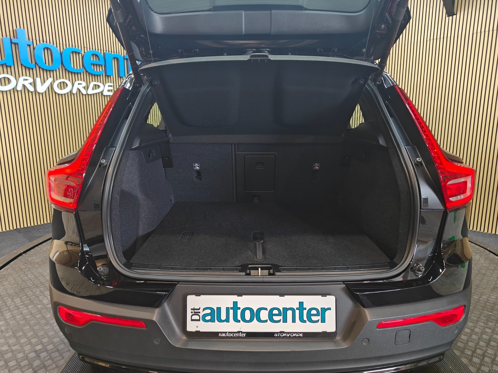 Sort Volvo XC40 fra 2024
