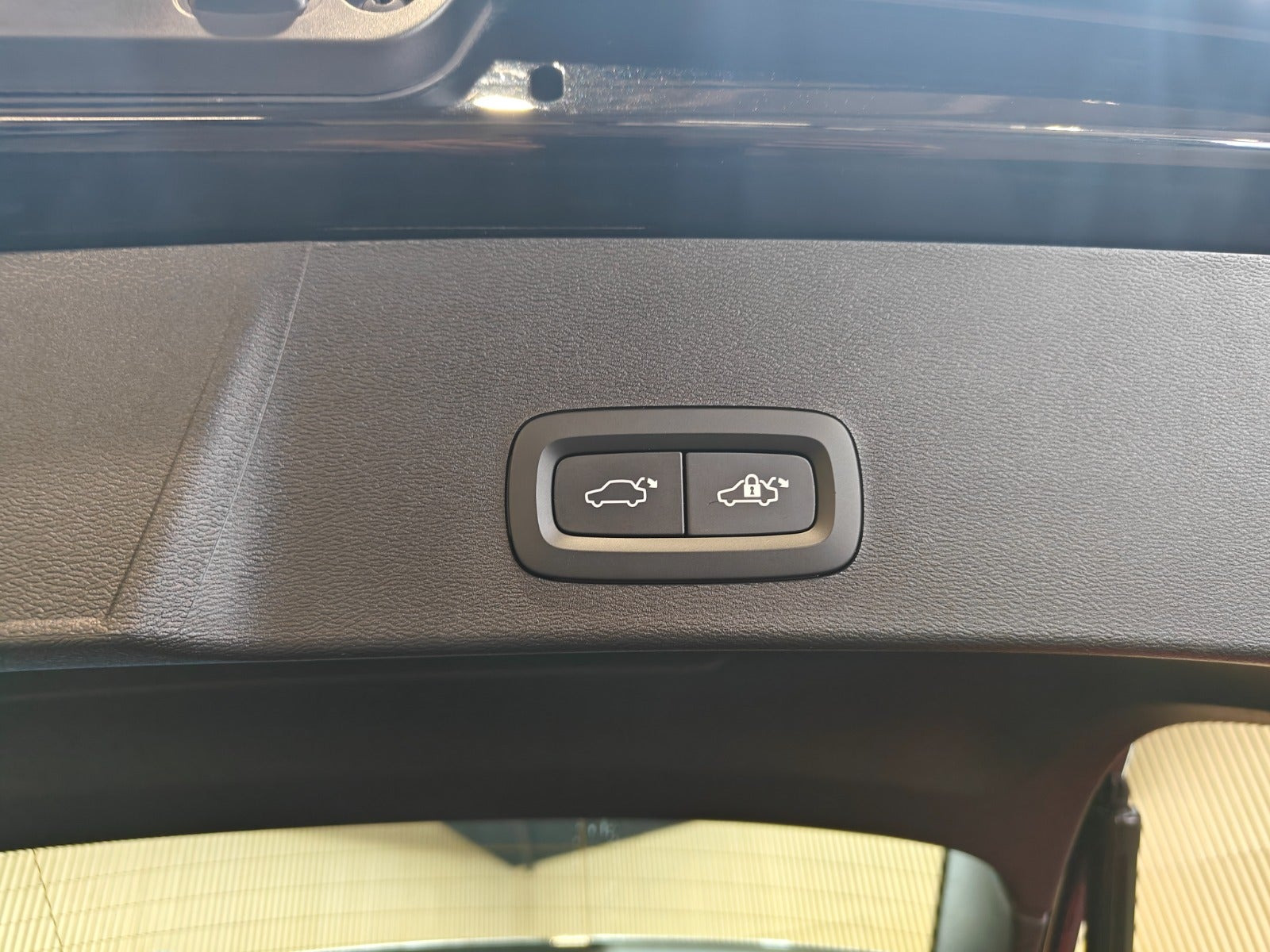 Sort Volvo XC40 fra 2024