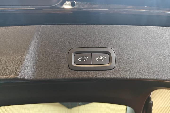 Sort Volvo XC40 fra 2024