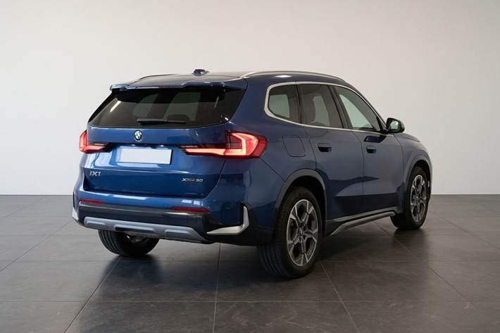 Blå BMW iX1 fra 2023