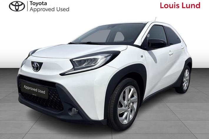 Hvid Toyota Aygo X fra 2023 set udefra