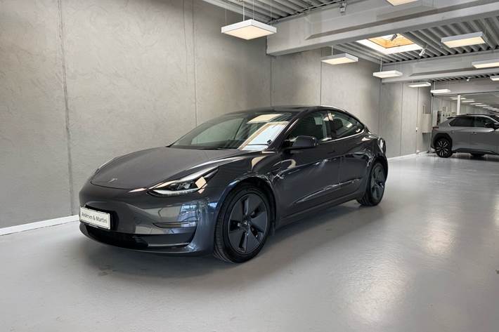 Grå Tesla Model 3 fra 2021