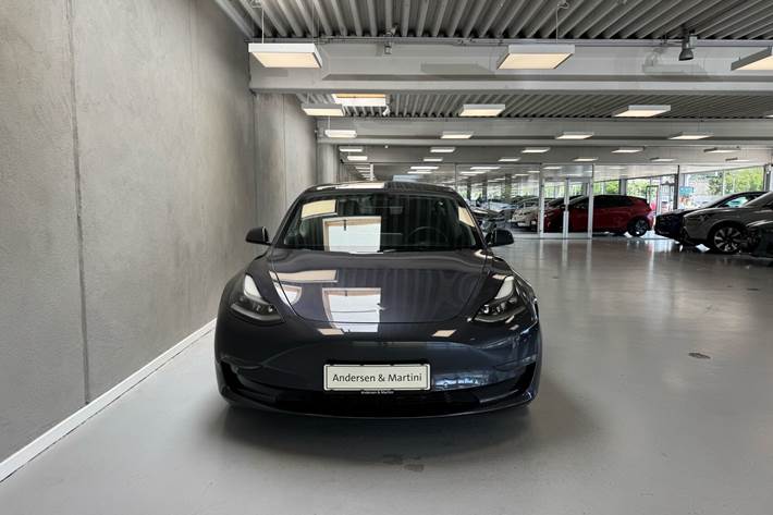 Grå Tesla Model 3 fra 2021