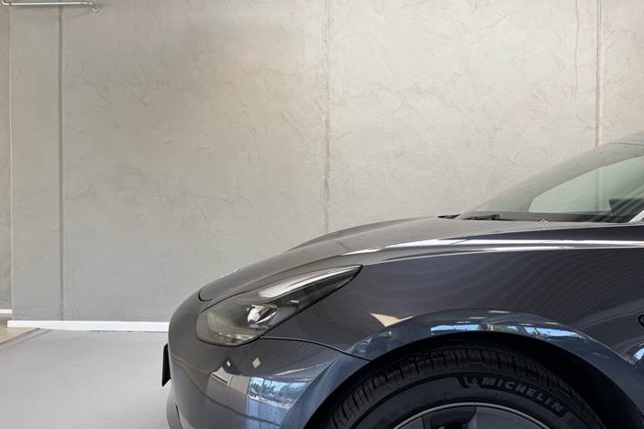 Grå Tesla Model 3 fra 2021