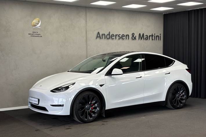 Hvid Tesla Model Y fra 2023