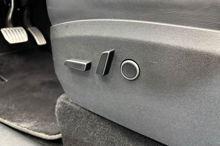 Hvid Tesla Model Y fra 2023