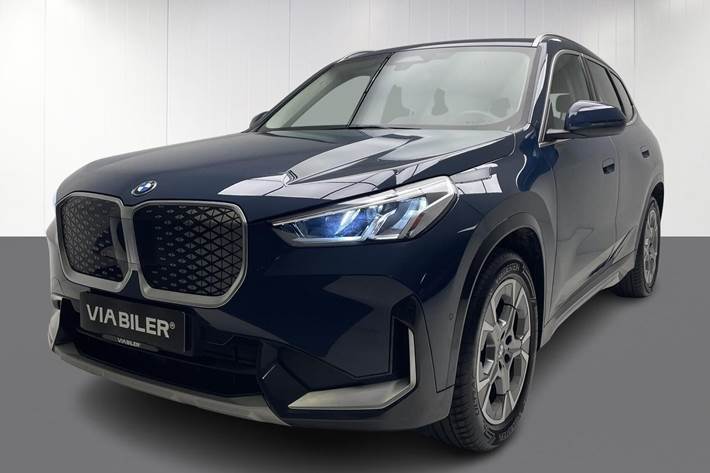 Blå BMW iX1 fra 2025
