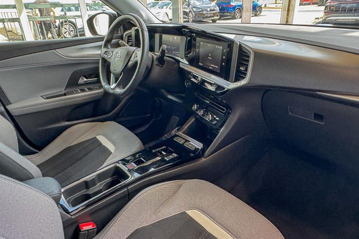Sort Opel Mokka-e fra 2022