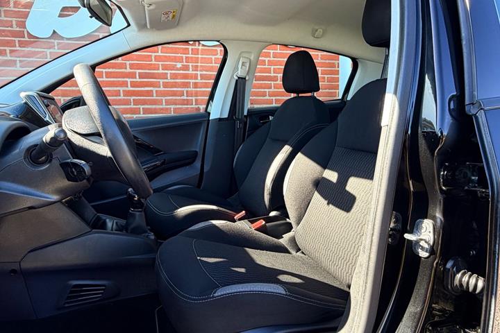 Sort Peugeot 208 fra 2015