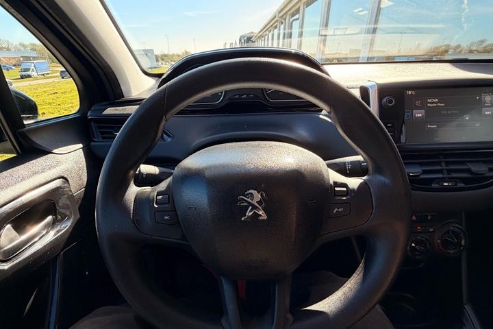 Sort Peugeot 208 fra 2015