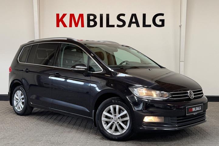 Sort VW Touran fra 2019 set udefra