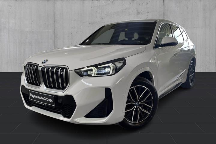Hvid BMW iX1 fra 2023 set udefra