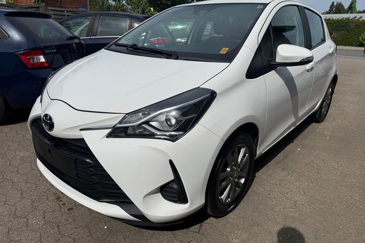 Hvid Toyota Yaris fra 2018 set udefra