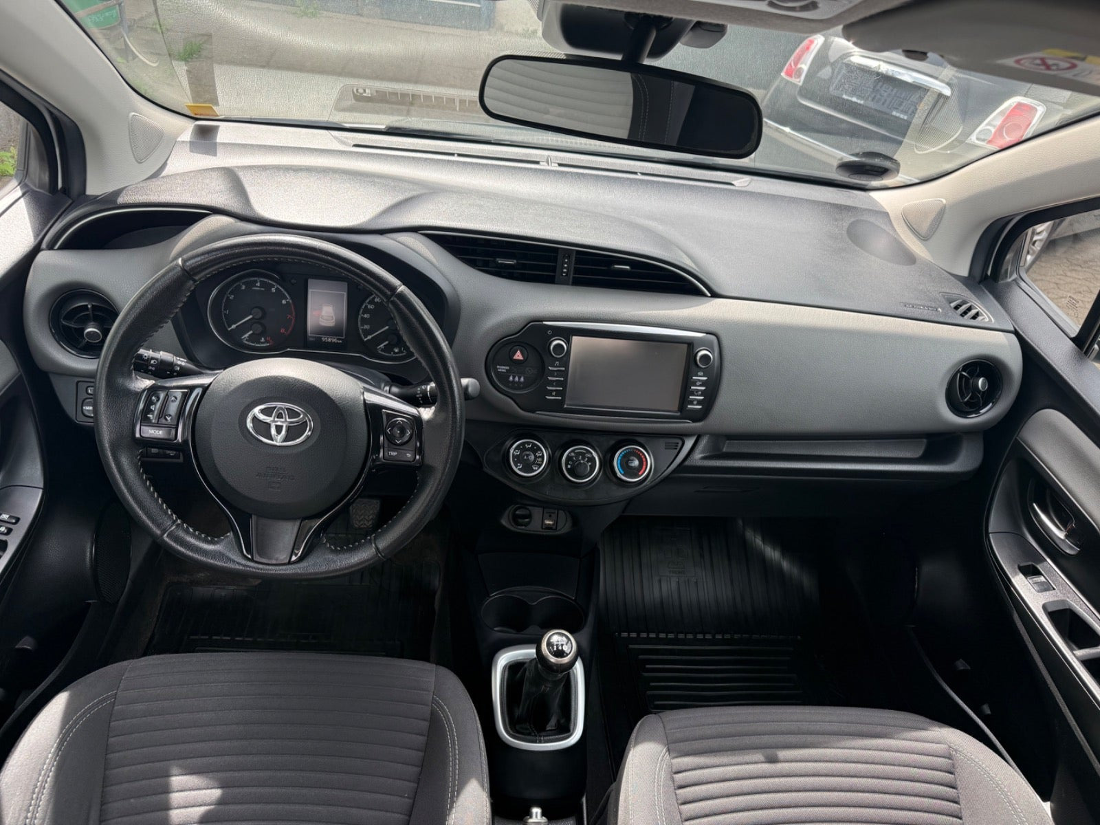 Hvid Toyota Yaris fra 2018