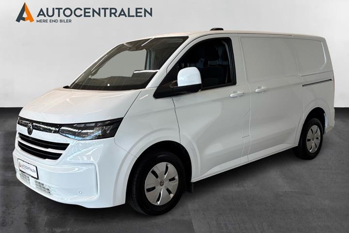 Hvid VW Transporter fra 2025 set udefra