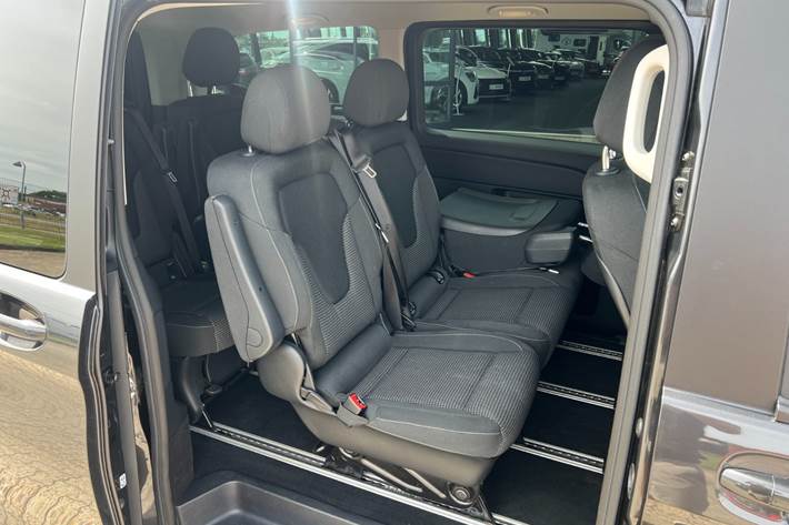 Grå Mercedes EQV300 fra 2023