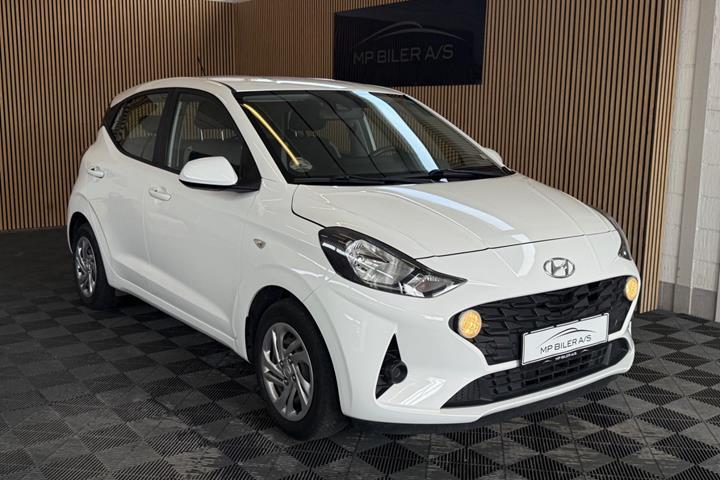 Hvid Hyundai i10 fra 2021 set udefra
