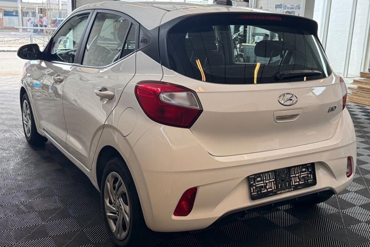 Hvid Hyundai i10 fra 2021