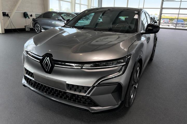 Grå Renault Megane E-Tech fra 2023 set udefra