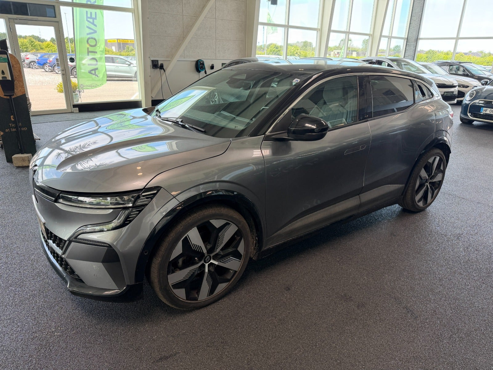Grå Renault Megane E-Tech fra 2023
