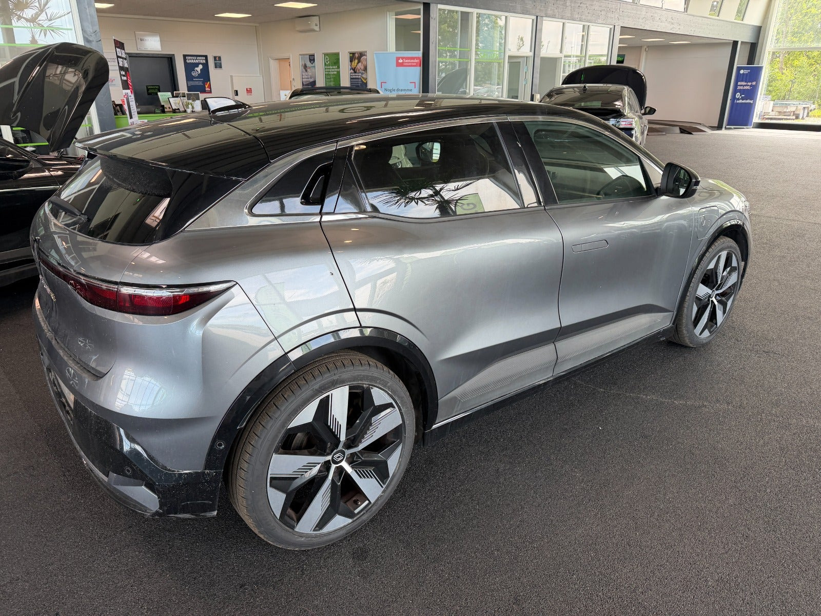 Grå Renault Megane E-Tech fra 2023