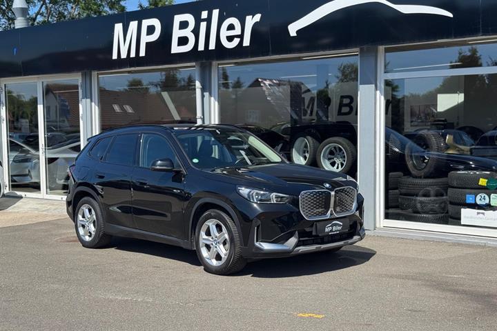 Sort BMW iX1 fra 2024 set udefra