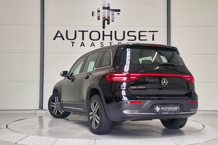 Sort Mercedes EQB250+ fra 2024