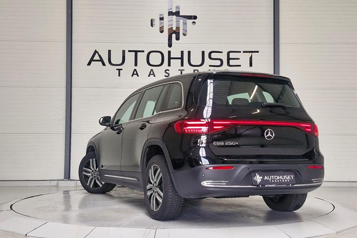Sort Mercedes EQB250+ fra 2024