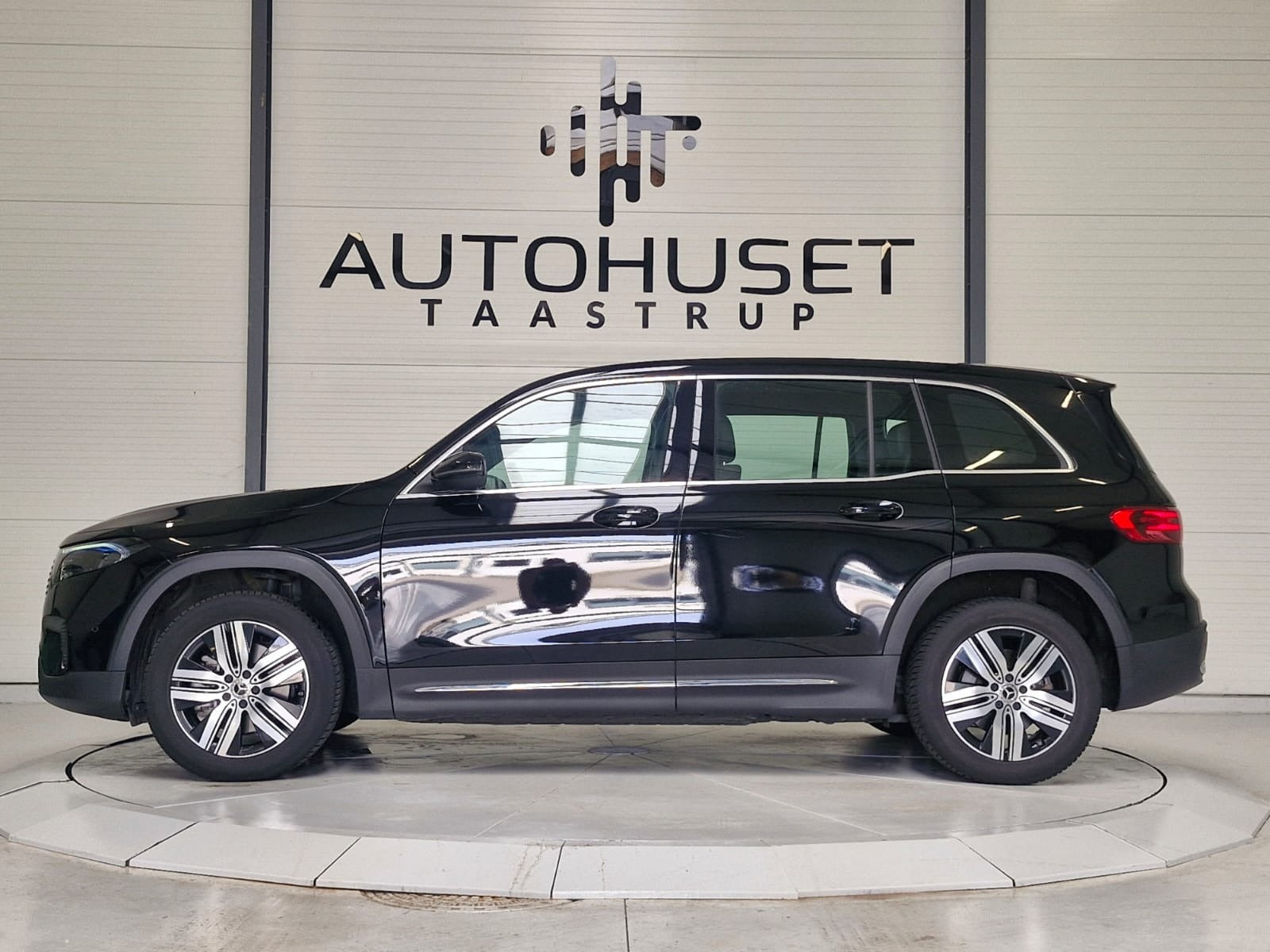 Sort Mercedes EQB250+ fra 2024