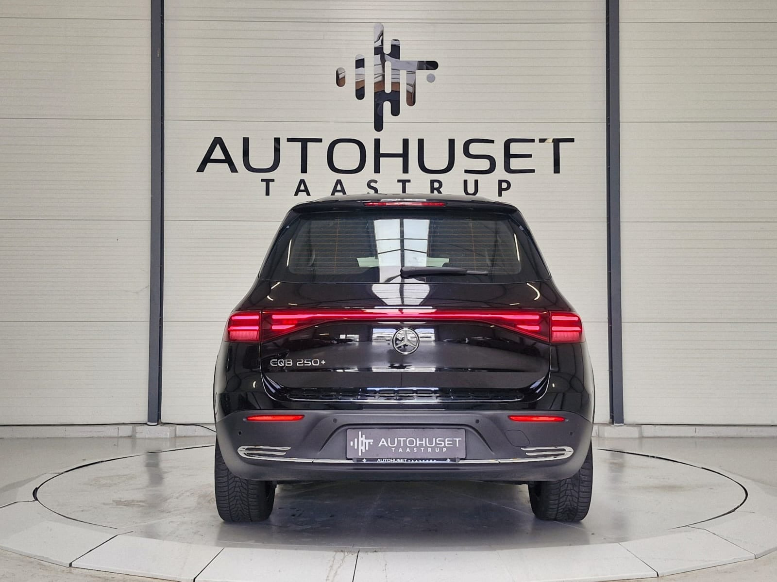 Sort Mercedes EQB250+ fra 2024