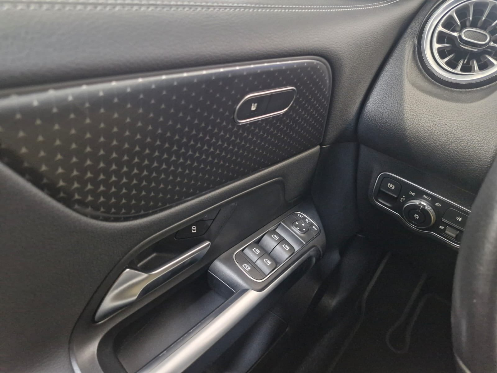 Sort Mercedes EQB250+ fra 2024