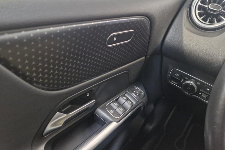 Sort Mercedes EQB250+ fra 2024