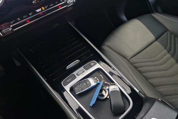 Sort Mercedes EQB250+ fra 2024