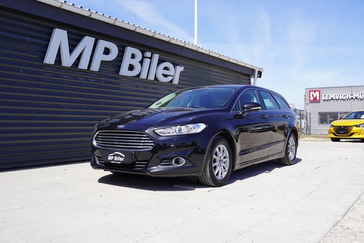 Grå Ford Mondeo fra 2015 set udefra