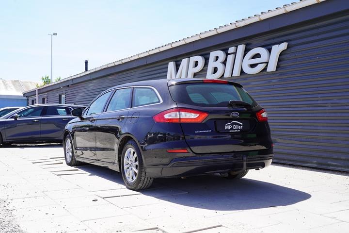 Grå Ford Mondeo fra 2015