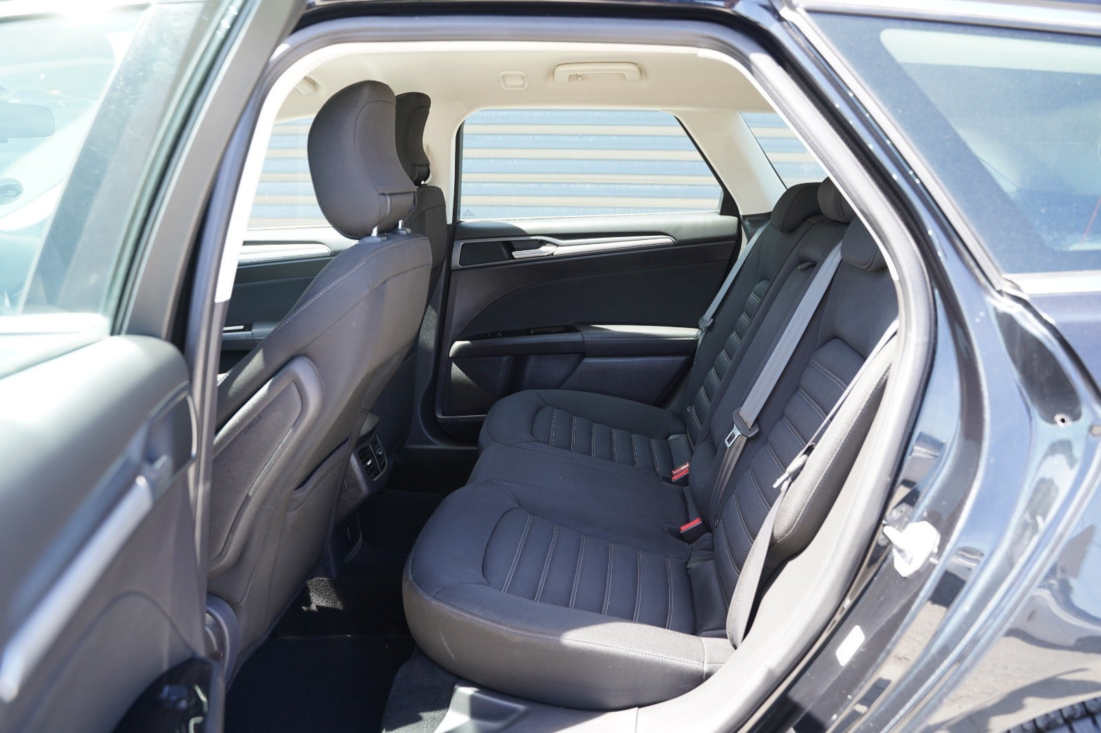 Grå Ford Mondeo fra 2015
