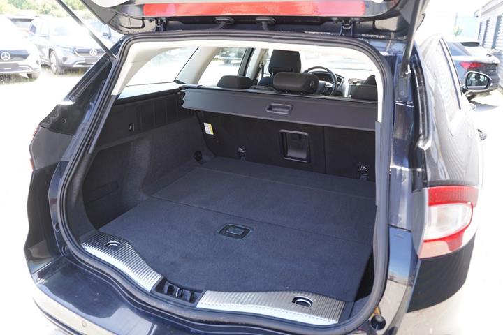 Grå Ford Mondeo fra 2015
