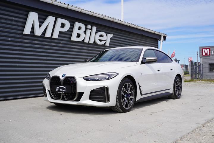 Hvid BMW i4 fra 2024 set udefra