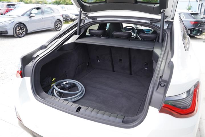 Hvid BMW i4 fra 2024