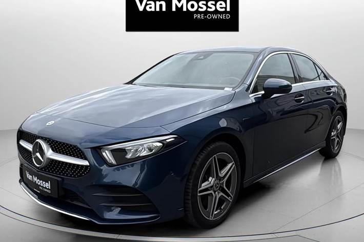 Blå Mercedes A250 e fra 2021